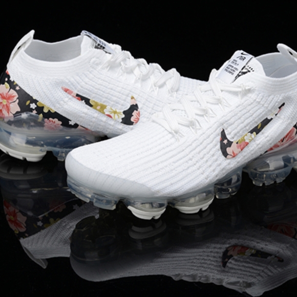 Women Nike air vapormax white sneakers - Picture 3 of 8